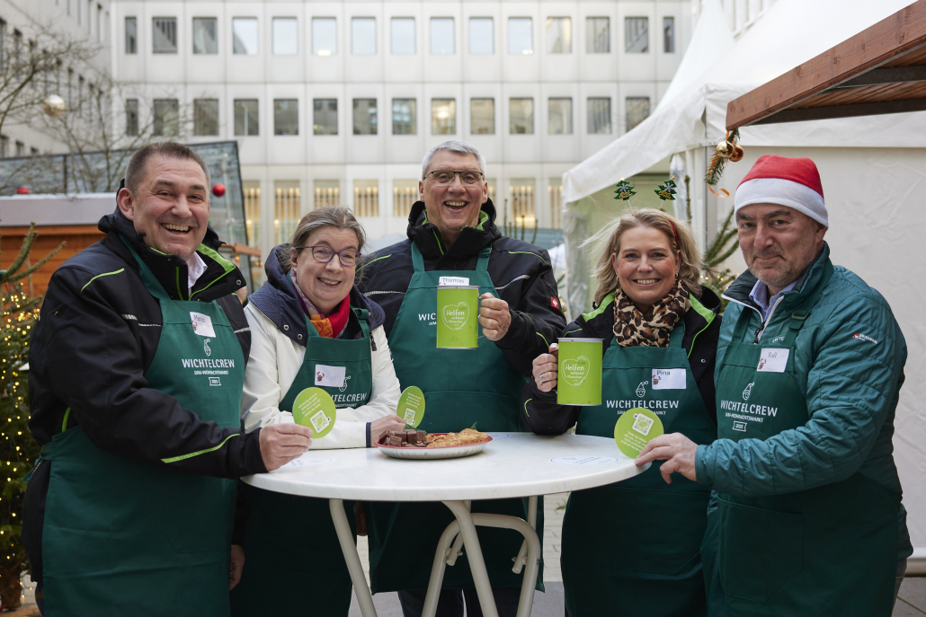 Großes Spendenzeichen durch LVM-Weihnachtsmarkt